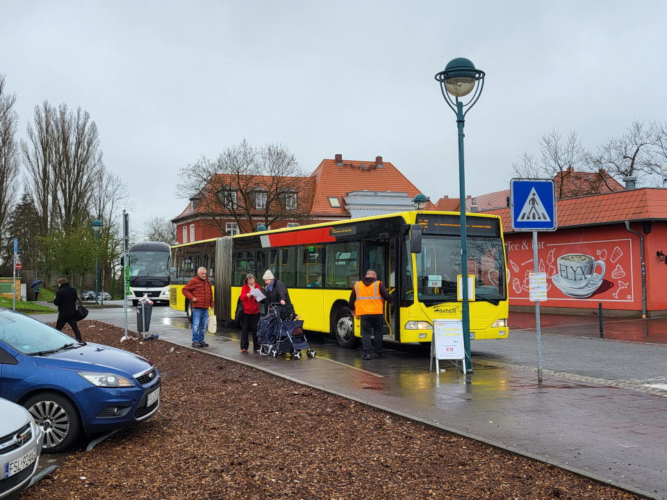Bus-Ersatzverkehr zwischen Berlin und Frankfurt (Oder) und Berlin. Ein gelber Bus steht bei Regenwetter an der Haltestelle in Erkner. Fahrgäste sind ausgestiegen. Foto: Christian Schultz
