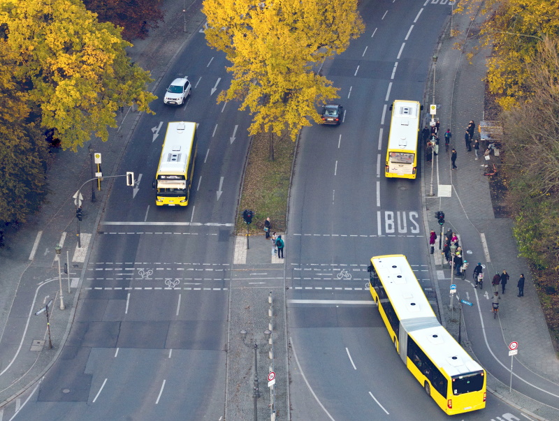 Busse an einer barrierefrei erreichbaren Haltestelle in Berlin. Foto: Artem Sapegin