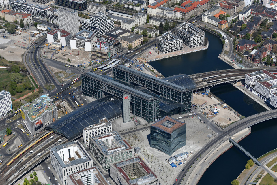 Luftaufnahme des Berliner Hauptbahnhofs mit den Brückenkonstruktionen. Foto: Deutsche Bahn AG / Oliver Lang