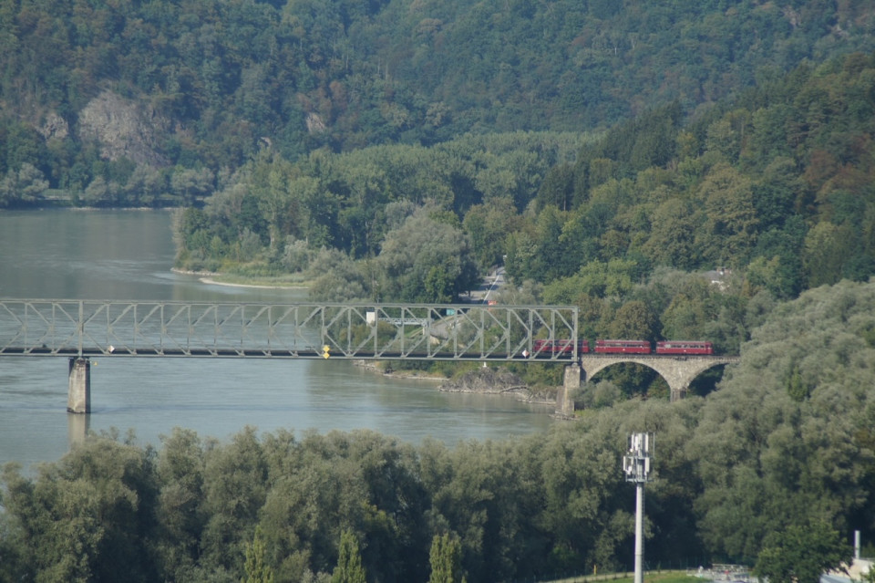 Kräutelsteinbrücke mit dem Eröffnungszug. Foto: Monika Fecher
