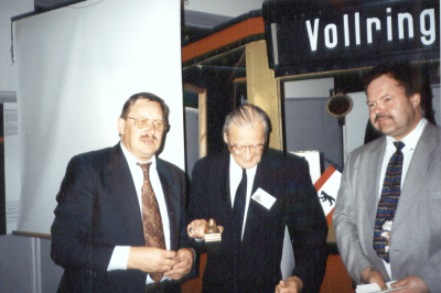 Adolf-Heinrich von Arnim (Bildmitte) erhielt 1998 für seine jahrzehntelange, ehrenamtliche Tätigkeit innerhalb der Fahrgastverbände den Ehrenpreis für sein Lebenswerk.